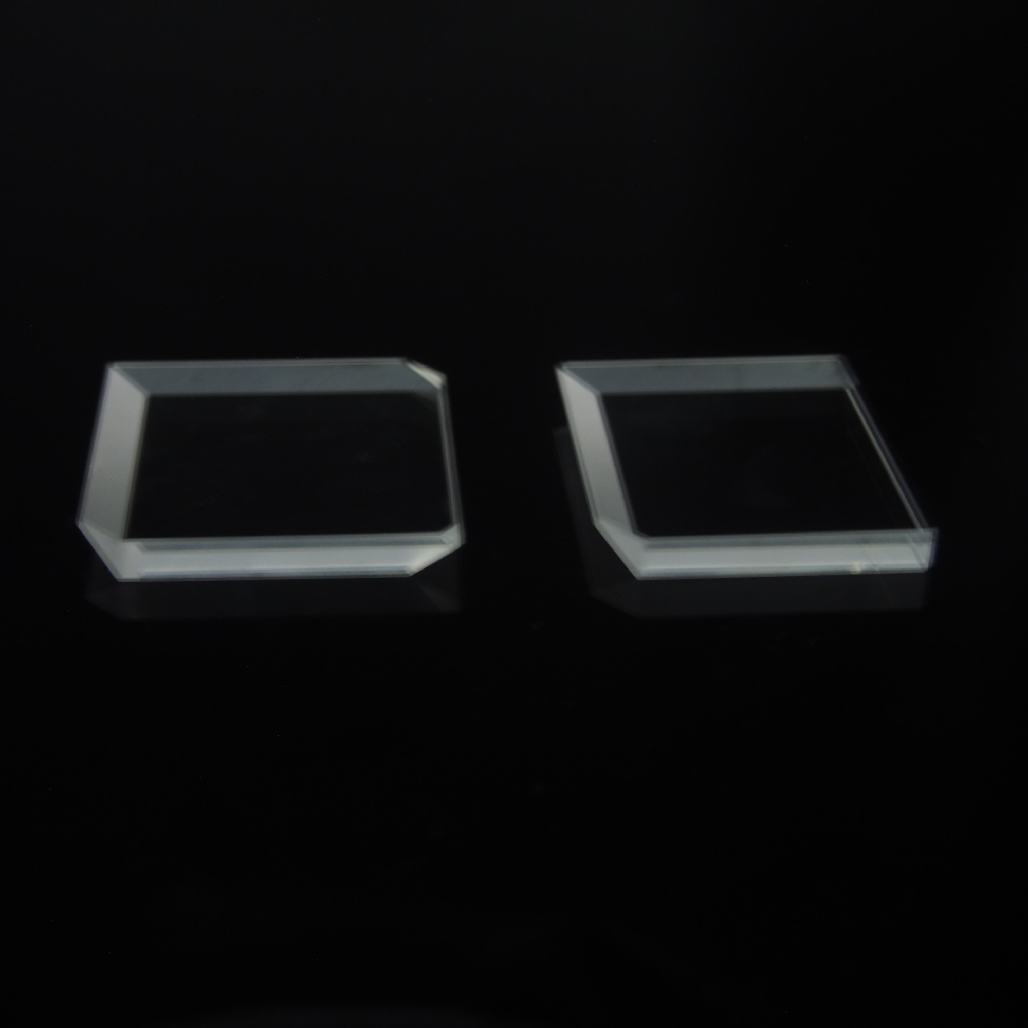 Trapezoidal Prisms – Precise Beam Displacement & Image Rotation